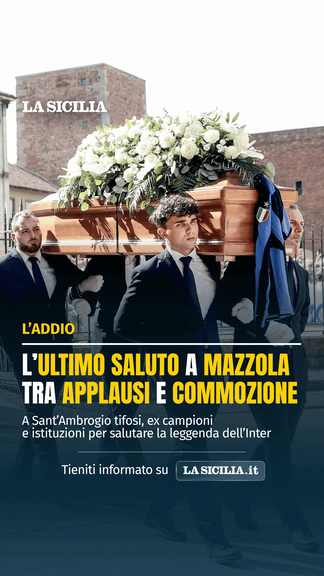 Lungo applauso all’uscita del feretro di Sandro Mazzola dalla Basilica di Sant’Ambrogio, a Milano.